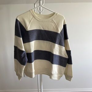 Gently worn the great sweatshirt. Size 1 (can fit a medium too)